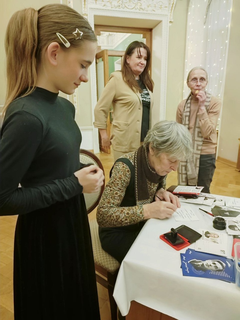 Внучка Евгения Шварца - Мария Крыжановская - проводит автограф-сессию. Правообладатель фото: Литературный музей XX век. Фото: Марина Лебедева. Правообладатель: Литературный музей XX век.