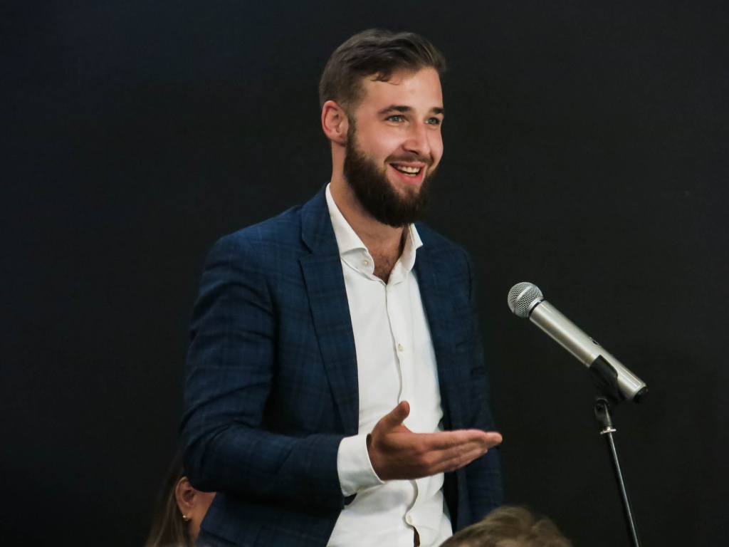 Фото - Ирина Иванова. Зритель из зала делится своими впечатлениями о спектакле Балтийский дом Счастье мое нояб 2023. Фото - Ирина Иванова-2993.jpg