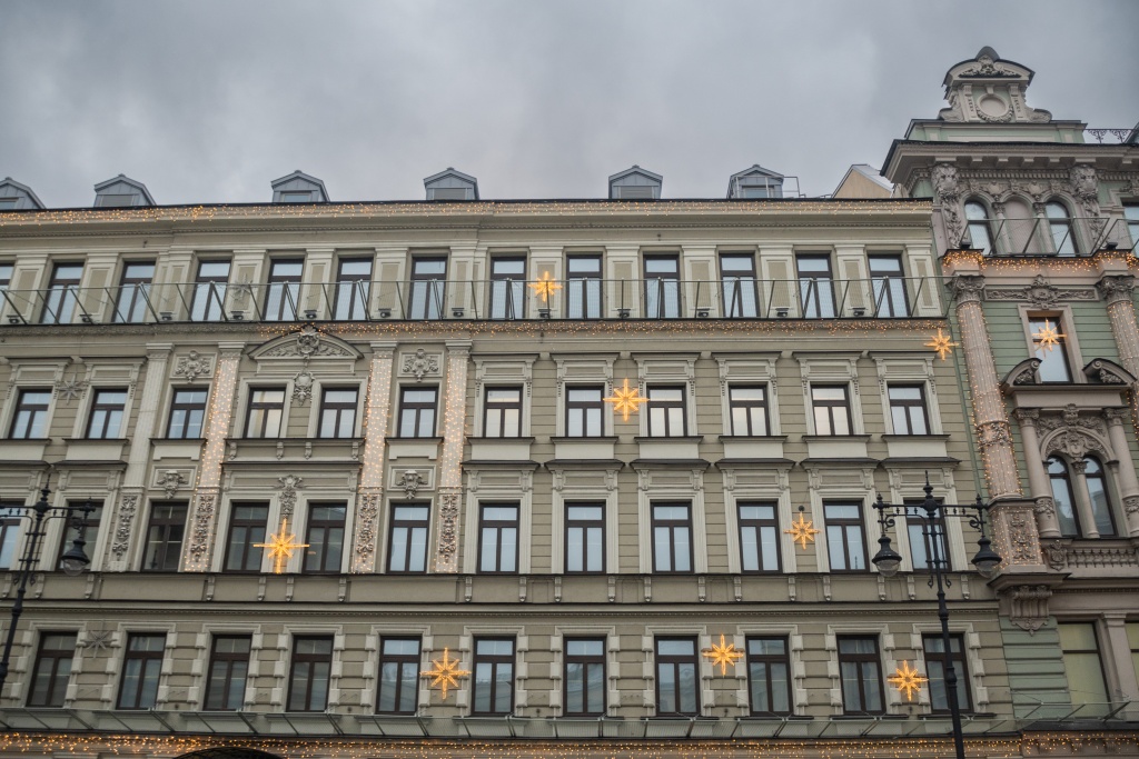 Мерцающие композиции уже ползут по фасадам зданий. Фото: Ирина Иванова. Мерцающие композиции уже ползут по фасадам зданий. Фото: Ирина Иванова.