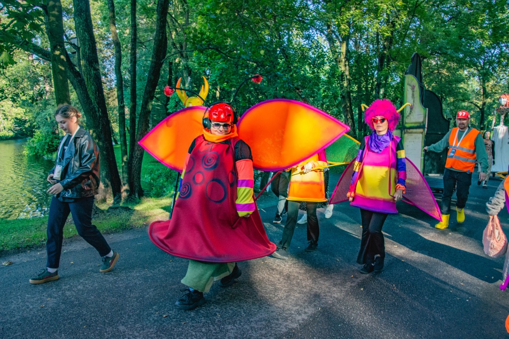 И феи среди них... XI Фестиваль уличных театров «Елагин парк» - 2023. Фото - Ирина Иванова-9993.jpg
