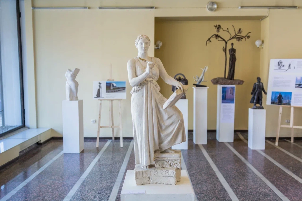 Среди работ, демонстрирующихся на выставке, была и скульптура "История". Фото: Ирина Иванова. Среди работ, демонстрирующихся на выставке, была и скульптура "История". Фото: Ирина Иванова.