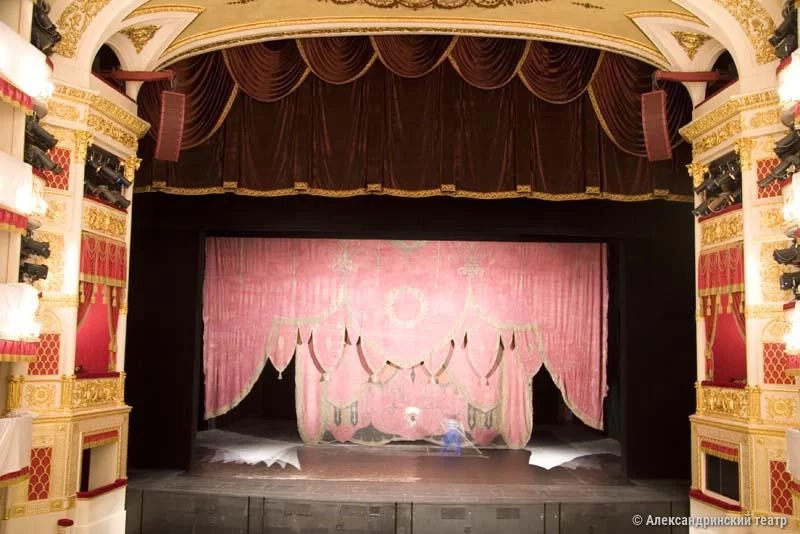 Александр Головин. Основной антрактный занавес в наше время. Фото: В.В. Постнов / Александринский театр, alexandrinsky.ru.