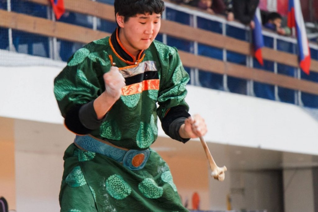 Бурят-монгольское «Разбивание хребтовой кости» или «Сээр хухалха (Һээр шаалган)». Предоставлено Санкт-Петербургским Домом национальностей