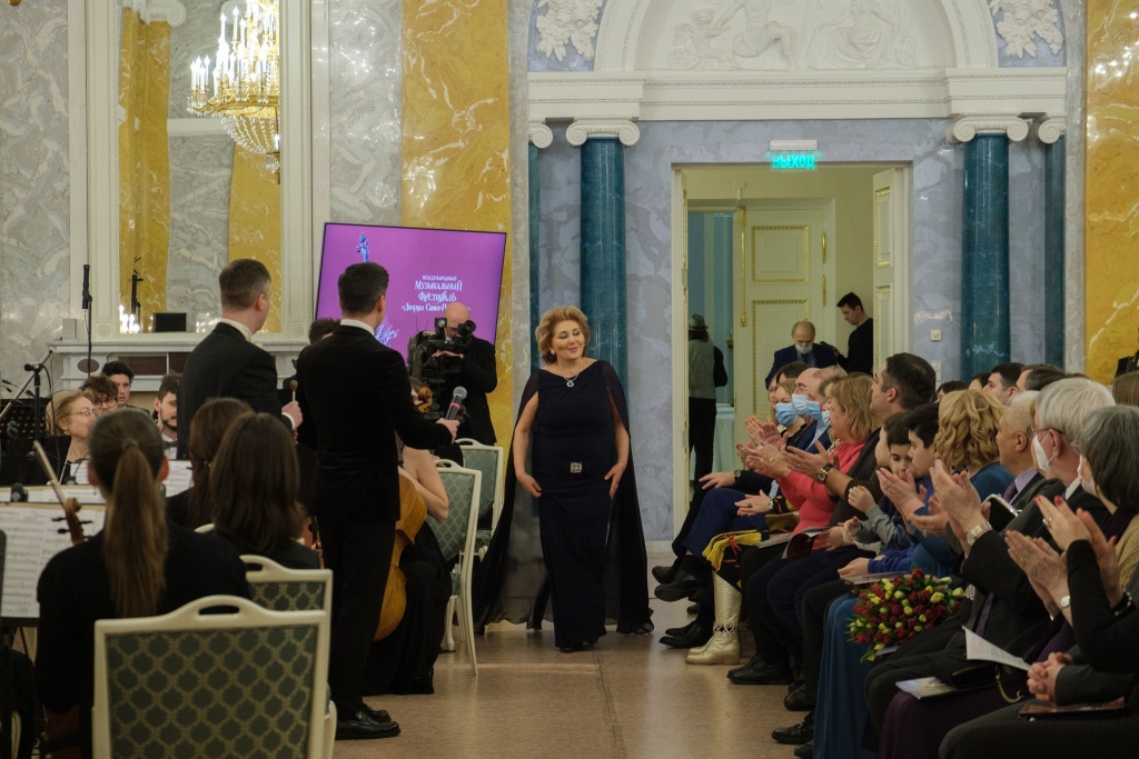 Правообладатель: Мария Сафарьянц. 