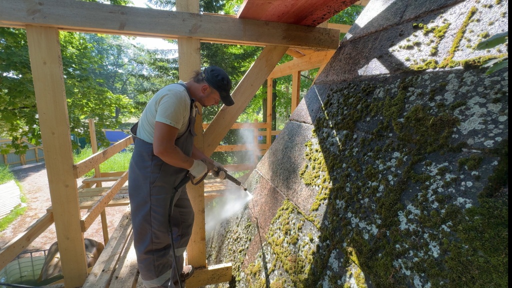 Некоторые гранитные блоки имеют крупные зазоры или следы усадки.