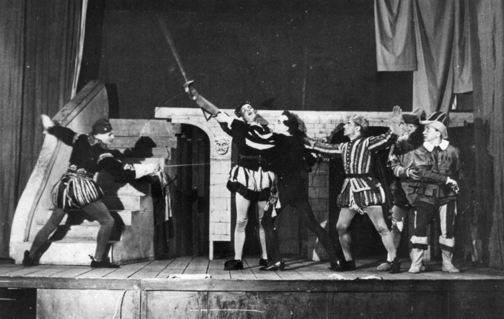 Спектакль «Ромео и Джульетта» по Шекспиру. 1936 г. / Предоставлено Жанной Приваловой. Спектакль «Ромео и Джульетта» по Шекспиру. 1936 г. / Предоставлено Жанной Приваловой.
