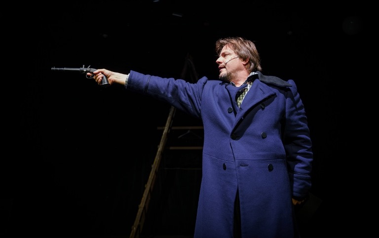 Новосибирский театр «Красный факел», Моноспектакль «Спасти камер-юнкера Пушкина». Фото предоставлено пресс-службой Театра-фестиваля «Балтийский дом». Правообладатель: Театр-фестиваль «Балтийский дом».