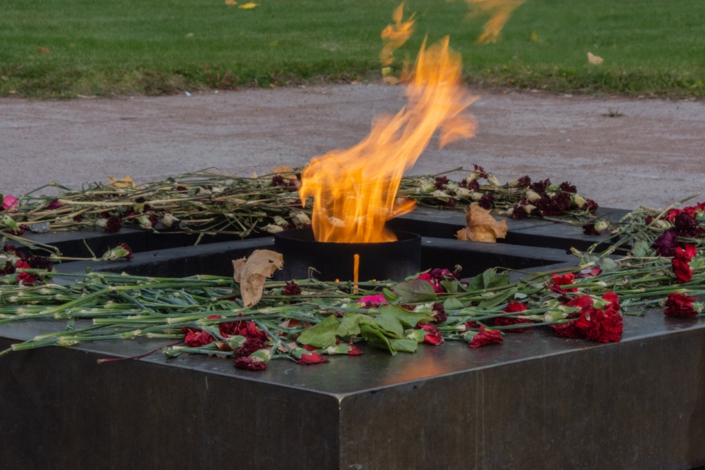 Вечный огонь на Марсовом поле. Фото: Ирина Иванова.