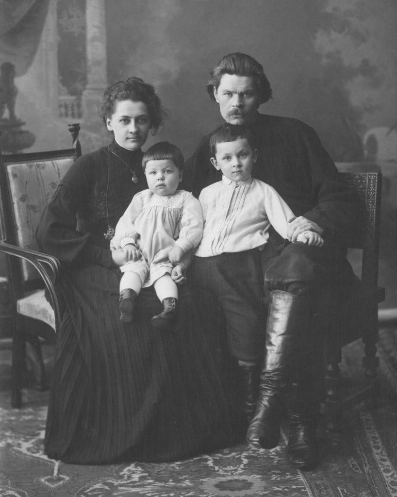 Максим Горький и жена Екатерина Волжина с детьми — Максимом и Екатериной. Нижний Новгород (1902). Правообладатель: Литературный музей А.П. Гайдара, Арзамас, Нижегородская область.