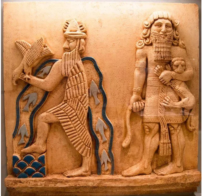 Скульптура изображает Гильгамеша, держащего льва, и бога Энки, стоящего у слияния двух рек. Она создана во времена древнего Дильмуна (III–II тыс. до н. э.) и обнаружена на территории современного Бахрейна. Правообладатель: Национальный музей Бахрейна.