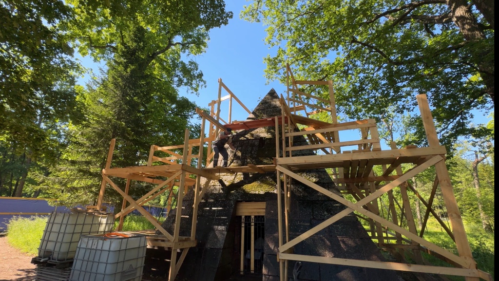 Пирамида в процессе реставрации. 