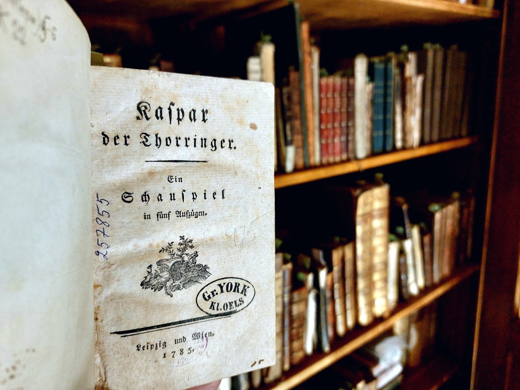 Собрание книг графов Йорк фон Вартенбург, уцелевшая часть которого хранится в библиотеке имени В. В. Маяковского. Правообладатель: ЦГПБ имени В.В. Маяковского, vk.com/pl_ino. Собрание книг графов Йорк фон Вартенбург, уцелевшая часть которого хранится в библиотеке имени В. В. Маяковского. Правообладатель: ЦГПБ имени В.В. Маяковского, vk.com/pl_ino.