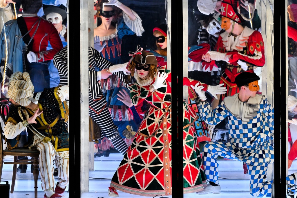 Посередине актриса в роли Смеральдины. Фото: Александринский театр, alexandrinsky.ru.