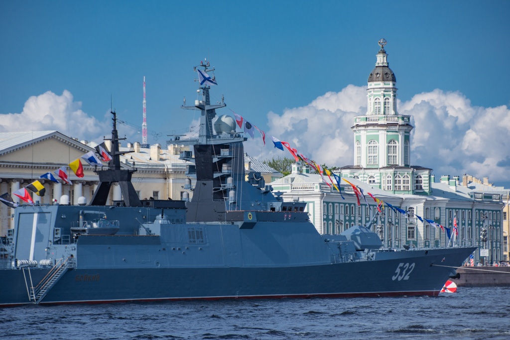 Корвет с бортовым номером 532 «Бойкий» на фоне Кунсткамеры, старейшего музея России. Один из основных боевых кораблей России. И именно он первым вошел в Неву перед парадом ко дню ВМФ.. Фото: Ирина Иванова. ВМФ 2024. Фото: Ирина Иванова
