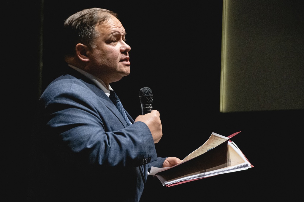 Председатель Архивного комитета Санкт-Петербурга Пётр Тищенко рассказывает про декабристов. Фото: Ирина Иванова. Правообладатель: Институт культурных программ.