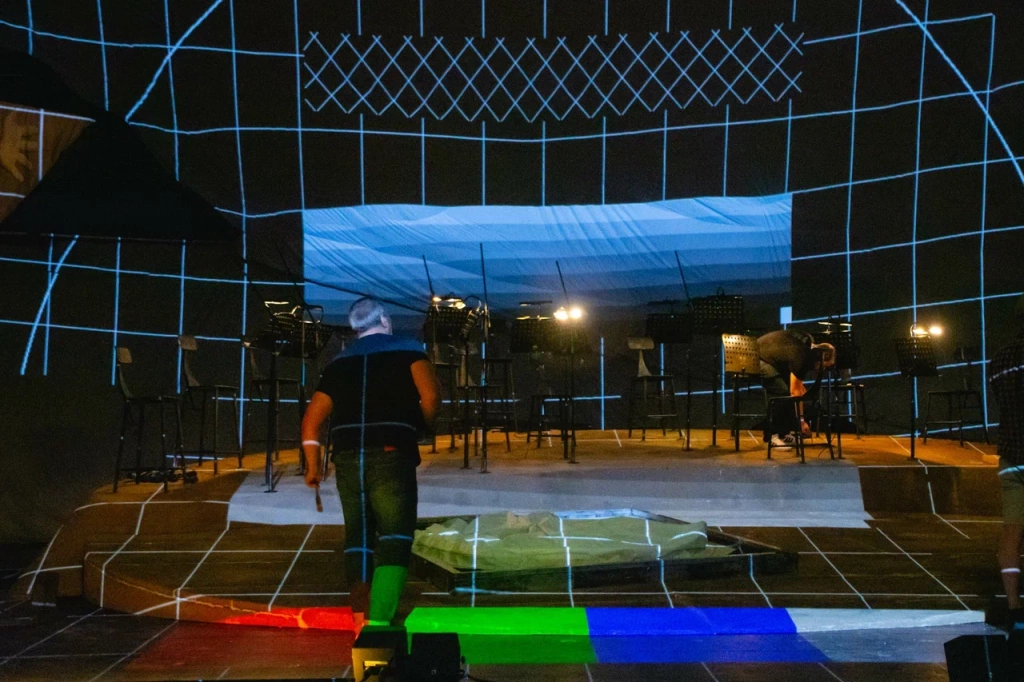 Подготовка сцены к спектаклю. Фото: Ирина Иванова. 