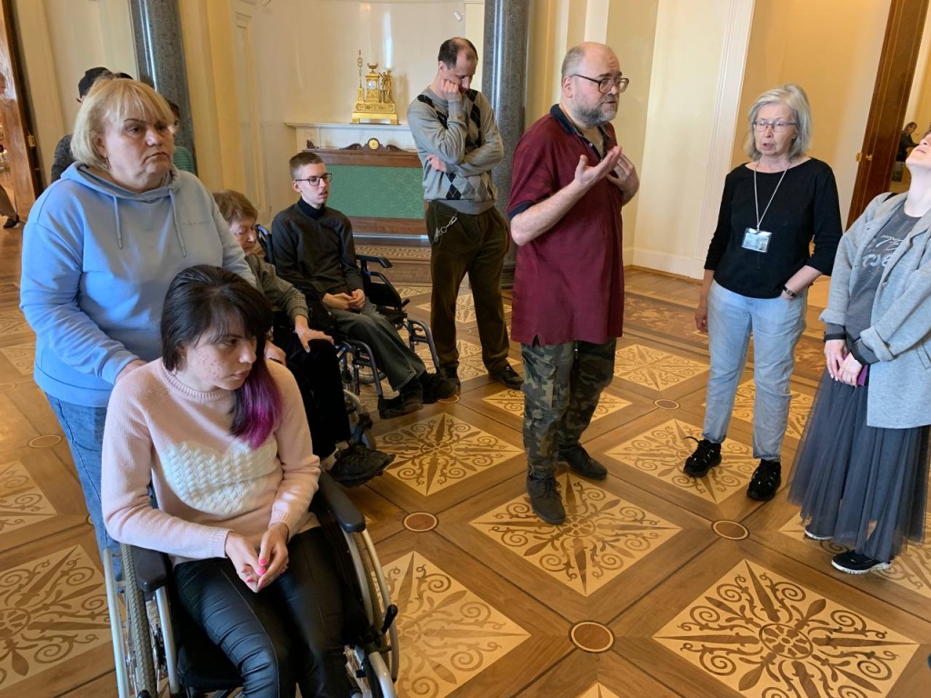 Александр Нехорошев ведет экскурсию. Фото: пресс-служба проекта «Многомерность культуры». Фото: пресс-служба проекта «Многомерность культуры».