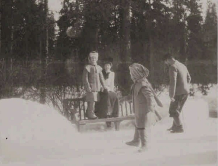 Рождественские праздники, семья императора Николая Второго, из альбома с фотоснимками из фонда великой княжны Ольги Николаевны. Из фонда Президентской библиотеки.