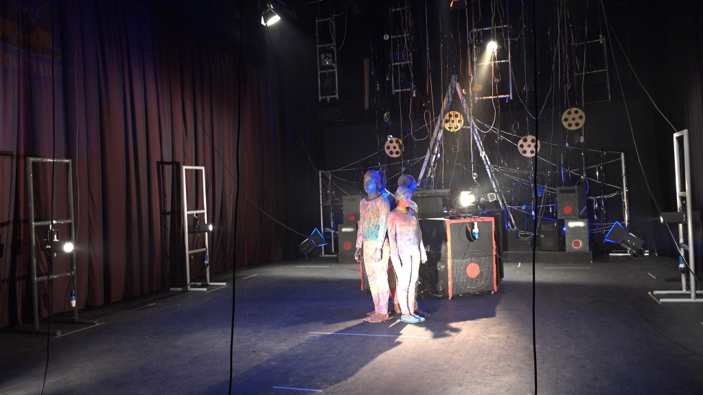 Сцена из спектакля «Полная тишина». Правообладатель: театр «Гильгамеш».