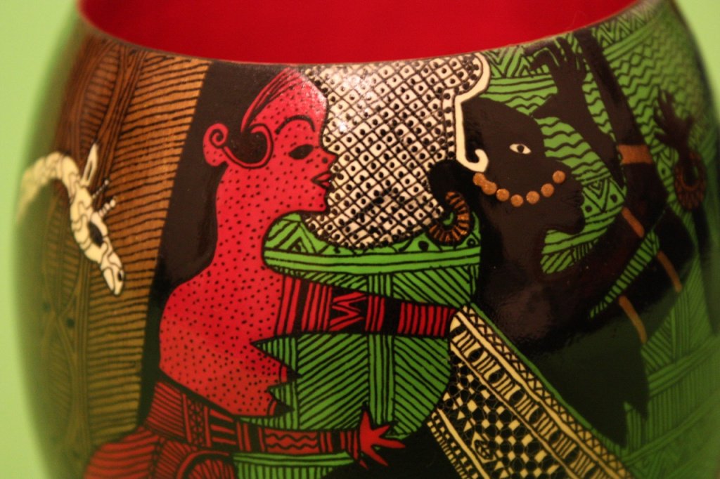 Автор: Ксения Лаврова. «Танец». Бесшовный деревянный браслет. Выстота 7 см. Акриль, тушь, лак строительный (ДПИ). 2021 