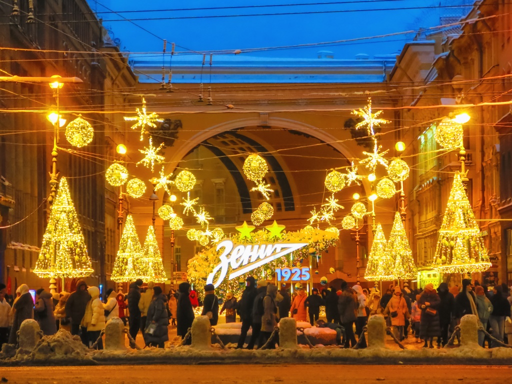 В центре Петербурга открыли новогоднюю елку «Зенита». Фото: Ирина Иванова. Правообладатель: Институт культурных программ. «Пять минут до столетия» — в центре Петербурга открыли новогоднюю елку «Зенита». Фото: Ирина Иванова. Правообладатель: Институт культурных программ.