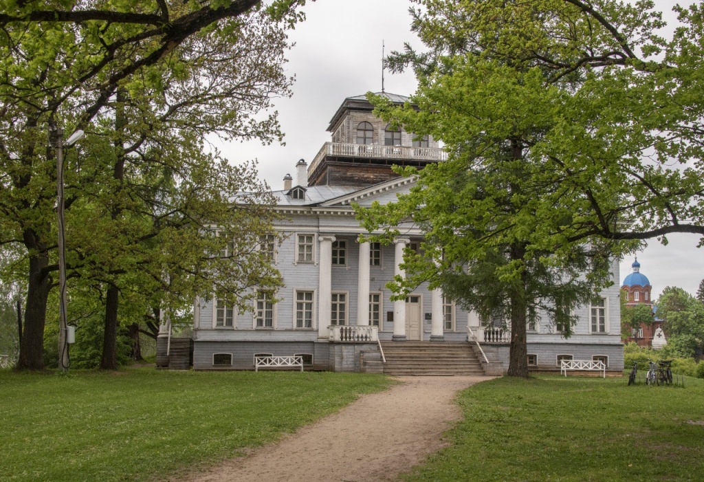 «Рождественская усадьба была, говорили, построена на развалинах дворца, где Петр Первый, знавший толк в отвратительном тиранстве, заточил Алексея. Теперь это был очаровательный, необыкновенный дом» - Владимир Набоков.