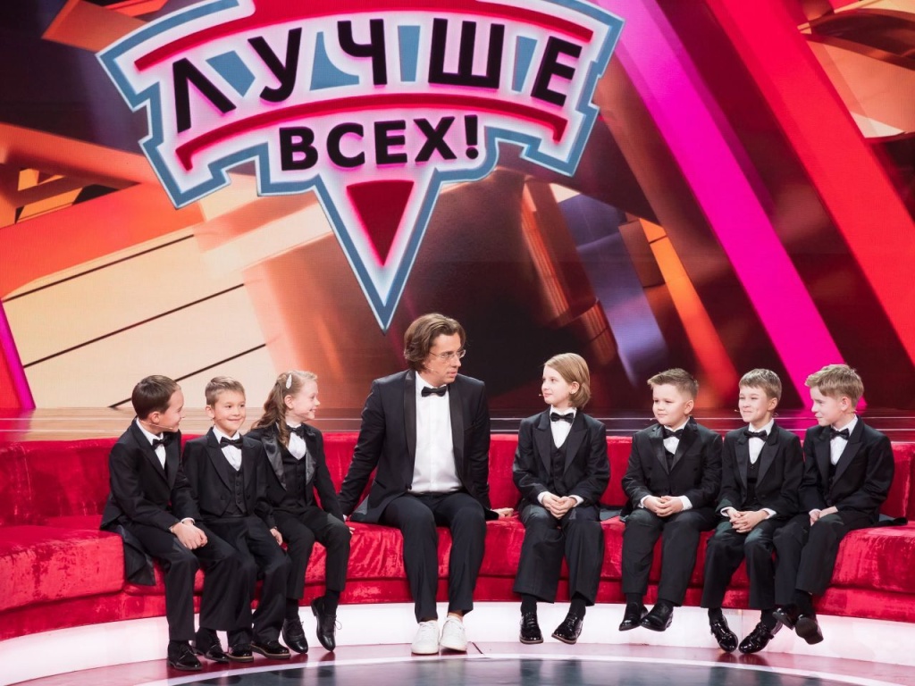 Вероника в составе ансамбля ударников школы искусств на Петроградской на шоу детских талантов «Лучше всех на первом».