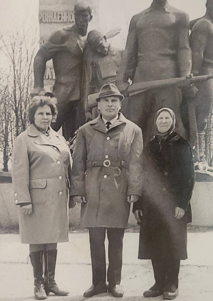 Устинья Григорьевна Костюченкова (справа) с сыном Николаем и его супругой. Правообладатель: Валерия Кочанова. ваваываыв.jpg