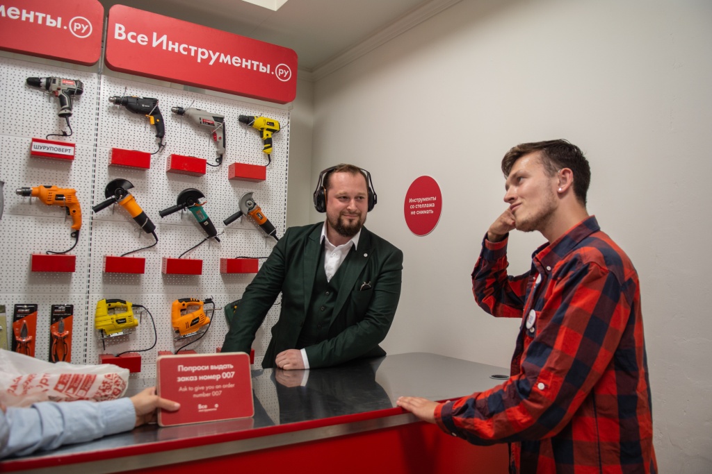 «Продавец» в наушниках, заглушающих звуки, пытается угадать пантомиму «покупателя». Фото: Ирина Иванова. «Продавец» в наушниках, заглушающих звуки, пытается угадать пантомиму «покупателя». Фото: Ирина Иванова.