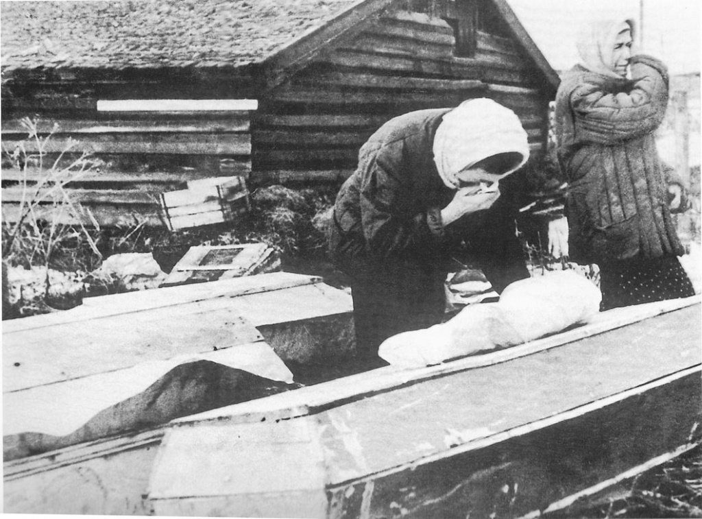 Похороны ребёнка на Волковом кладбище, 1942 г. Фото: Борис Кудояров (Такие фотографии в публикацию не шли)