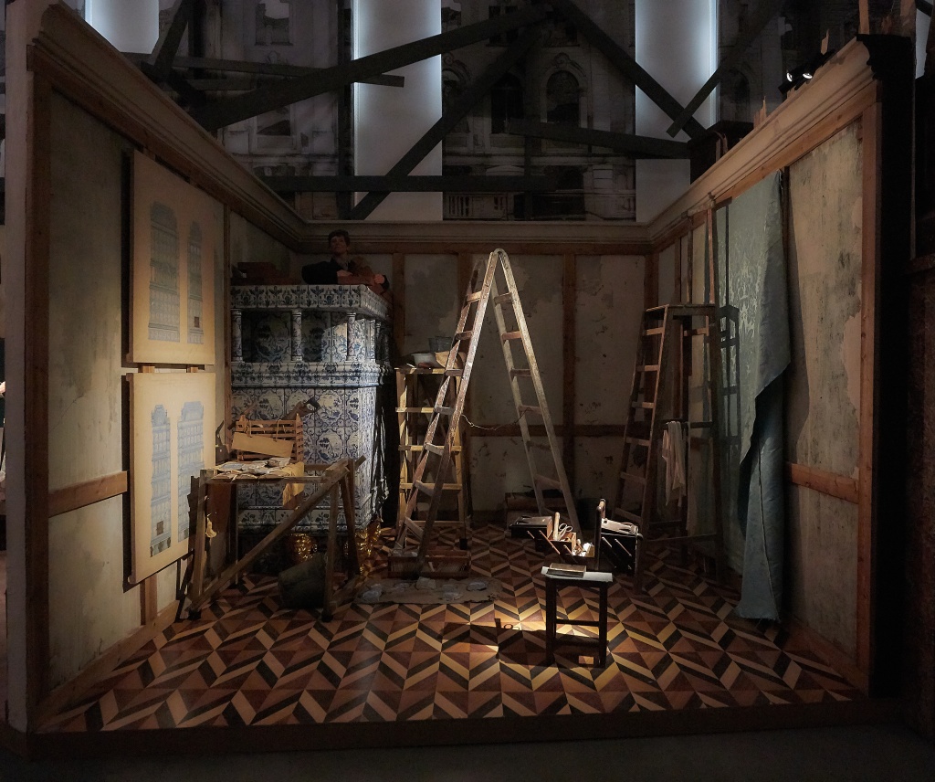 Впервые в своей музейной истории залы Большого петергофского дворца стали масштабными декорациями, на фоне которых разворачивается пронзительная история. Впервые в своей музейной истории залы Большого петергофского дворца стали масштабными декорациями, на фоне которых разворачивается пронзительная история.