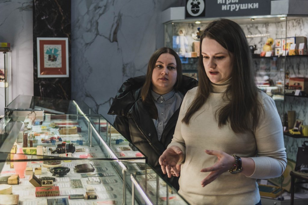Галина Каспарова и Екатерина Бандурка. Фото: Ирина Иванова Экспозиция в Разночинном Петербурге. Фото - Ирина Иванова-2314.jpg