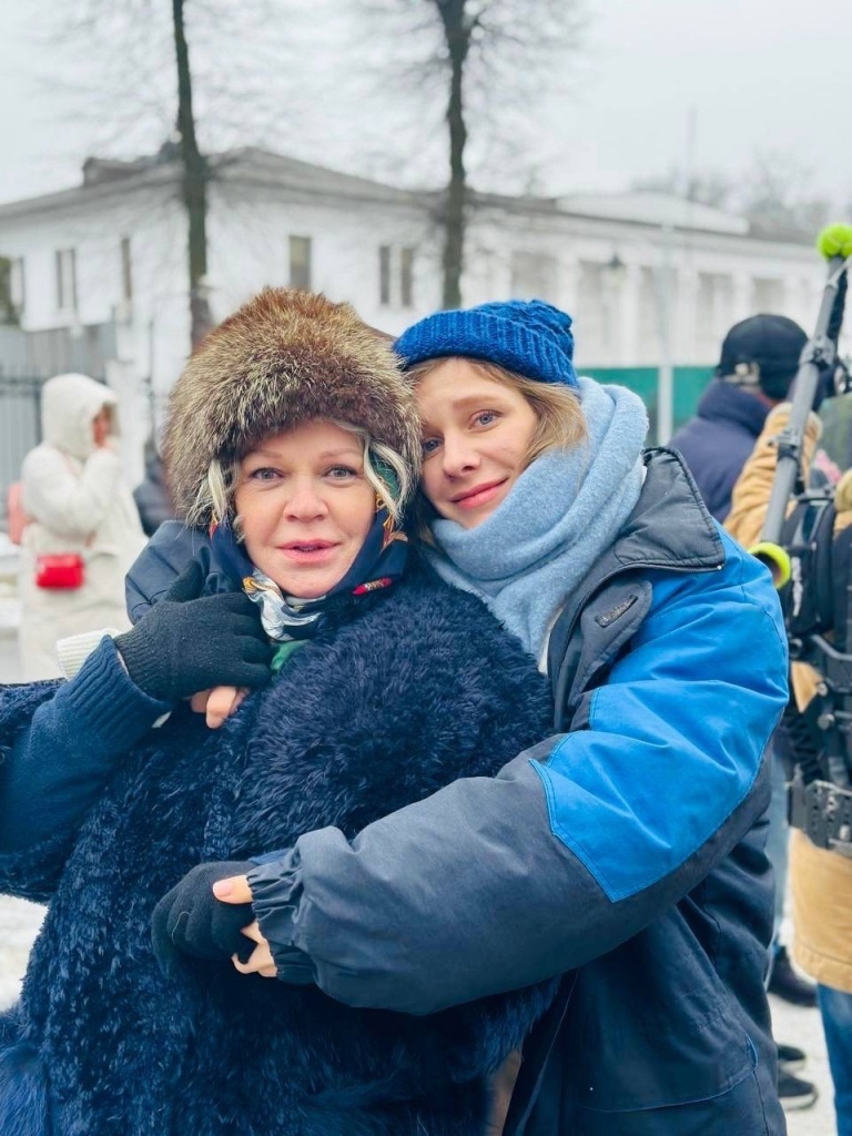 В перерыве между съемками. Фото: vk.com/valushkina_official.