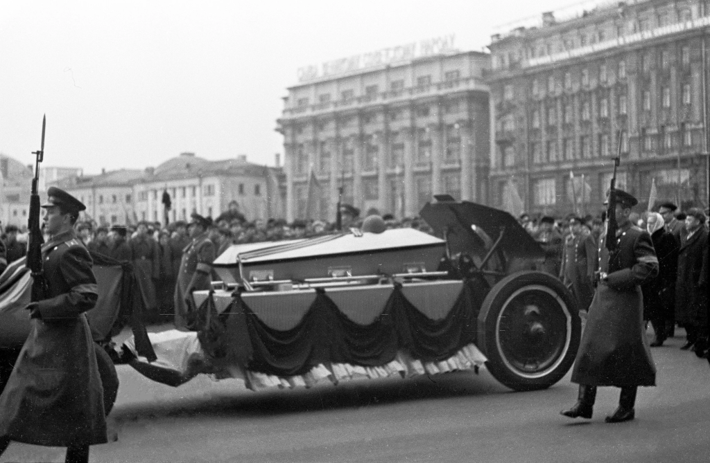 Траурный кортеж с прахом Неизвестного Солдата на Манежной площади. 3 декабря 1966 г. Фото Михаила Трахмана. Правообладатель: Главархив Москвы, официальный портал Мэра и Правительства Москвы, mos.ru.