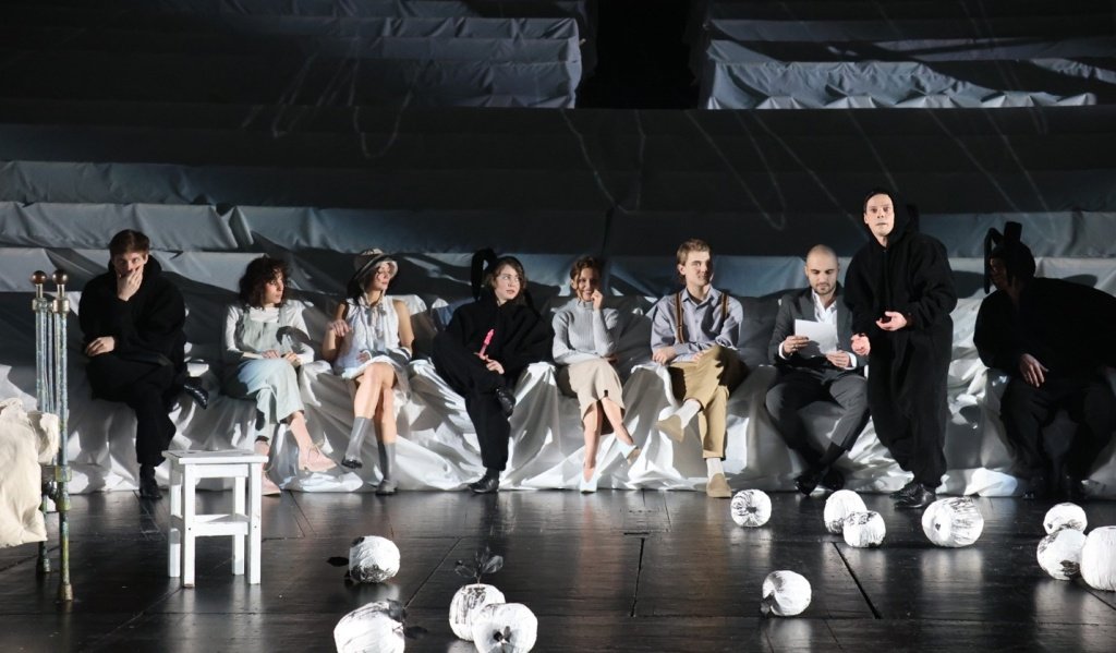 Зрители могли наблюдать взросление персонажей на сцене. Фото: Стас Любшин.