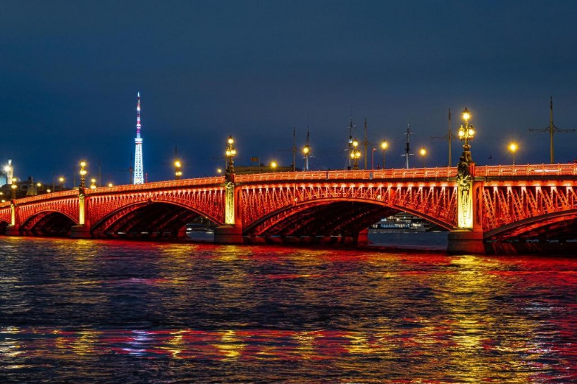 Троицкий мост предстал в цветах флага Вьетнама. Правообладатель: Правительство Санкт-Петербурга, gov.spb.ru. Троицкий мост предстал в цветах флага Вьетнама. Фото: www.gov.spb.ru.