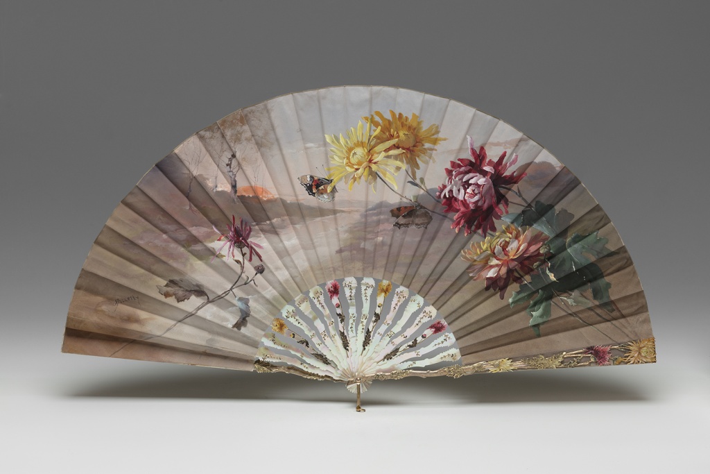 В экспозиции представлены как веера иностранной работы, так и созданные в России. 