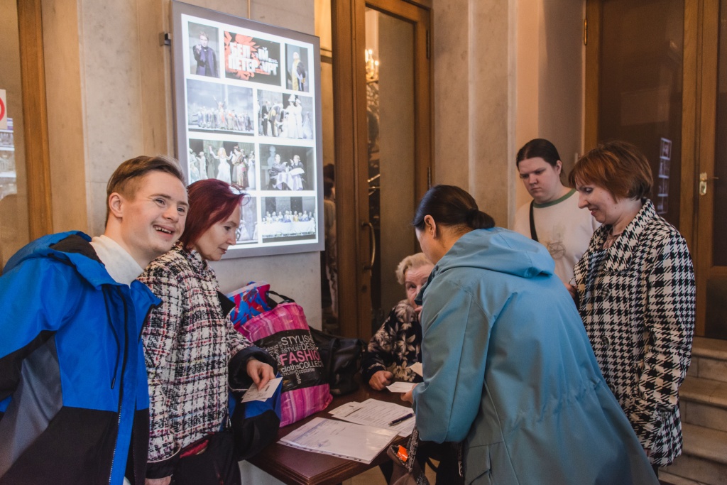 Обсуждение предстоящего спектакля. Фото: Ирина Иванова. Обсуждение предстоящего спектакля. Фото: Ирина Иванова.