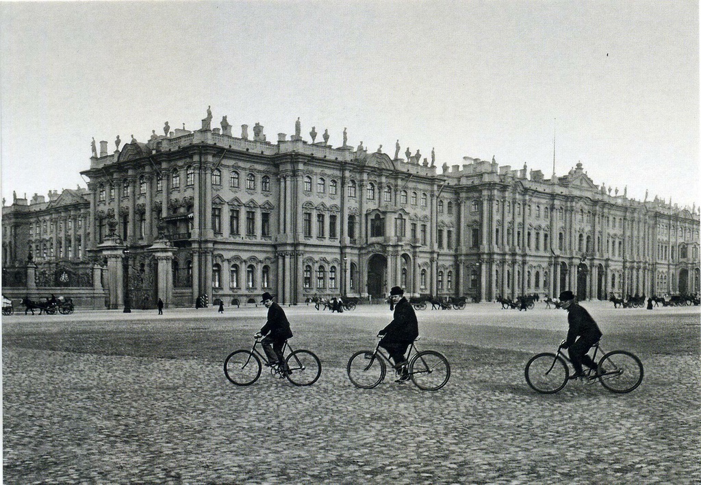 Дворцовая площадь. Источник: russiainphoto.ru из архива Александра Николаевича Одинокова xmkx54b6jpgicqsy_1024.jpg