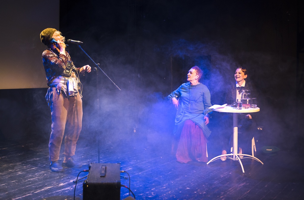 Сцена из спектакля