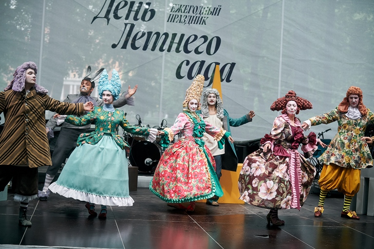 Праздник «День Летнего сада». Фото предоставлено пресс-службой Русского музея. Автор: Сергей Немцов. Правообладатель: Русский музей. Праздник «День Летнего сада». Фото предоставлено пресс-службой Русского музея. Автор: Сергей Немцов. Правообладатель: Русский музей.