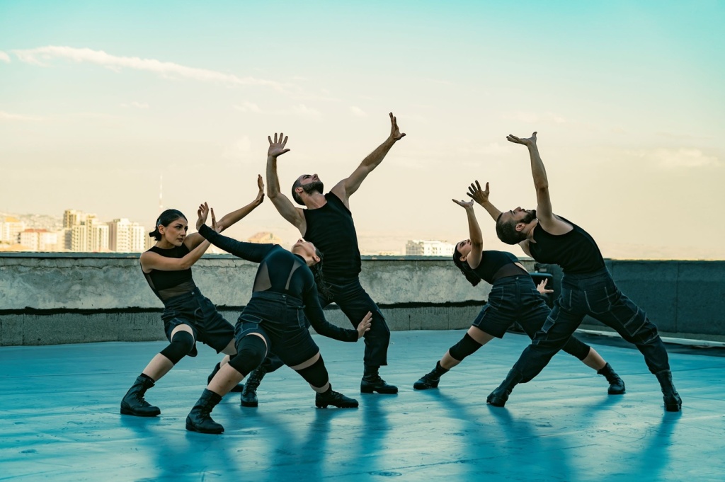 Постановка основана на традициях армянских народных танцев, представленных в современной интерпретации.