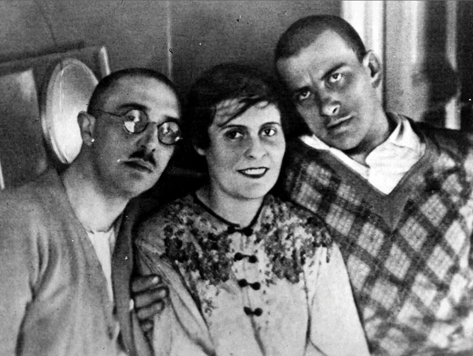 Осип и Лиля Брик, Владимир Маяковский. Источник: russiainphoto ииааа.png