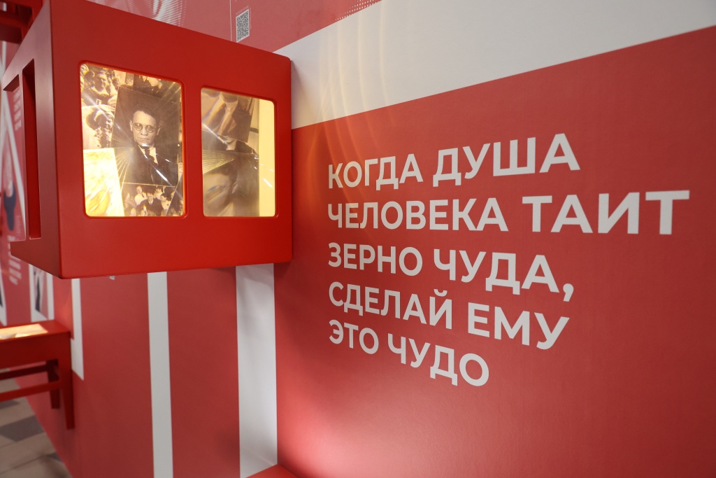 Программа основана на рассказах Зощенко, Чуковского, Тэффи и других классиков.