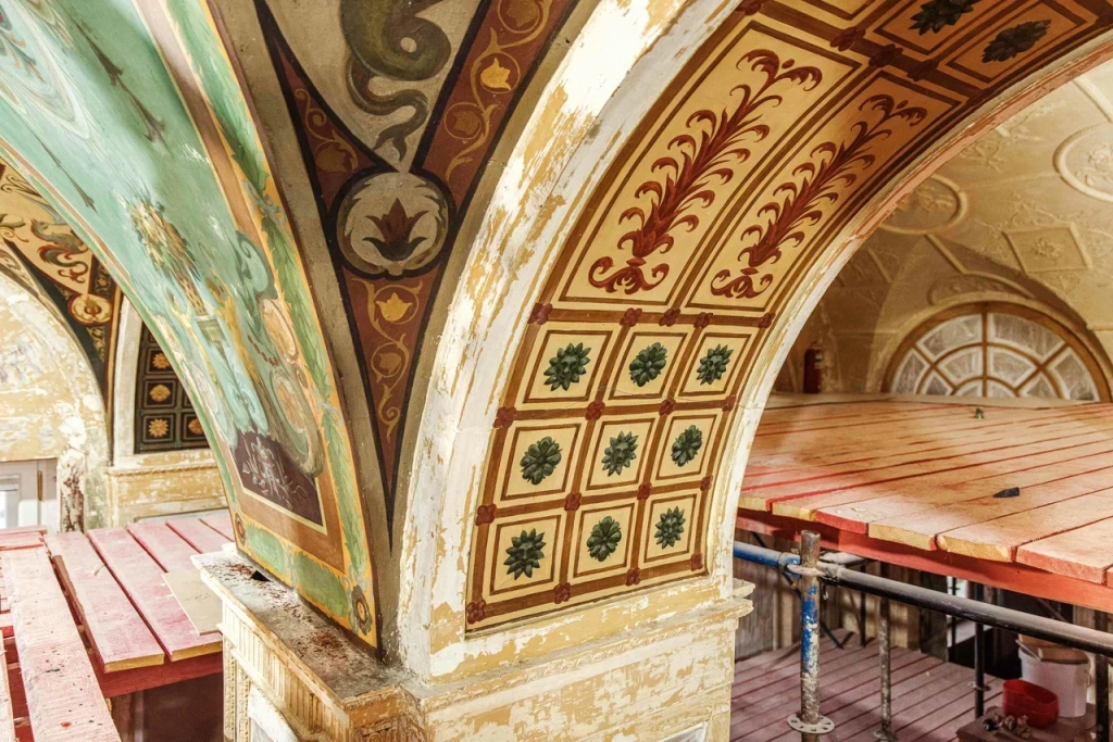 Во всем здании оштукатуривают стены, так как оригинальная штукатурка была сильно повреждена или утрачена.