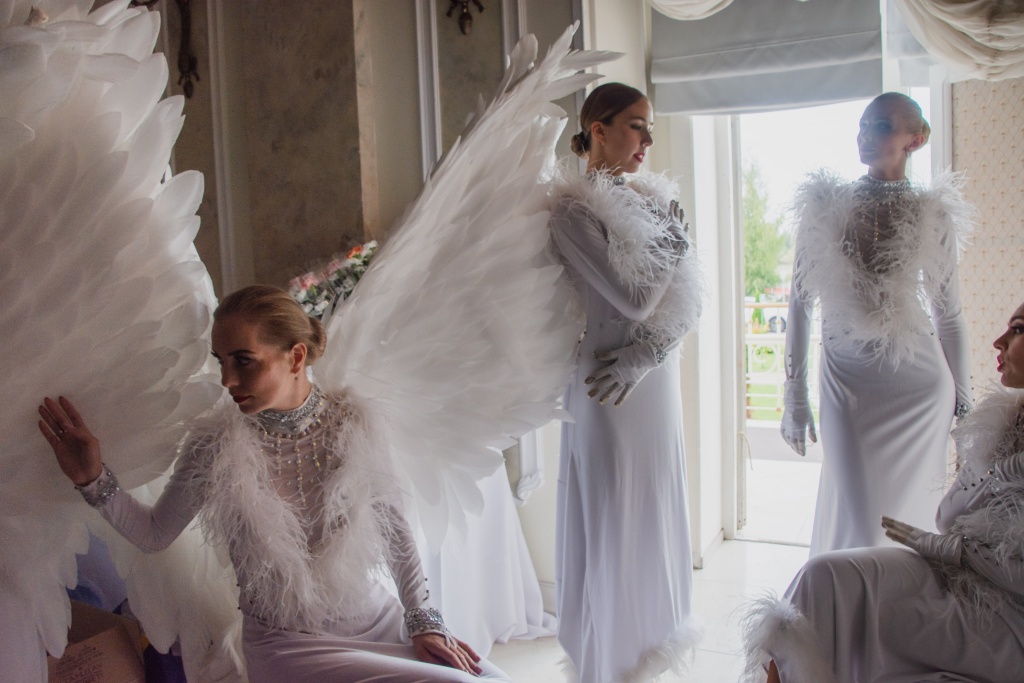 Ангелы в закулисье перед выступлением. Фото: Ирина Иванова.pg