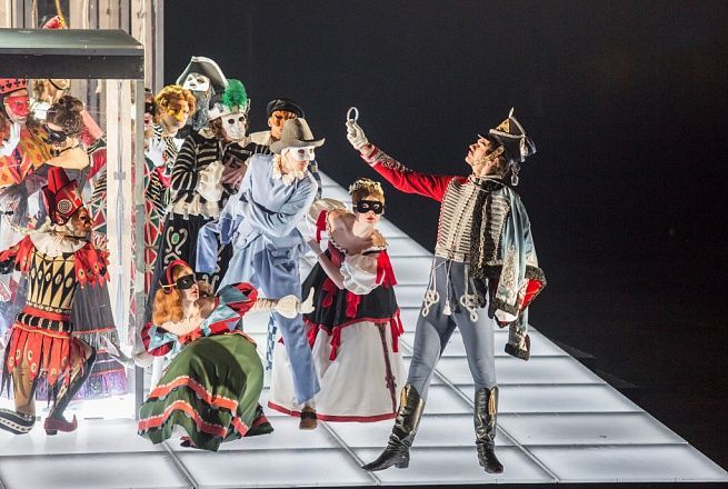 Виктор Шуралёв в роли князя Звездича. Фото: Александринский театр, alexandrinsky.ru.