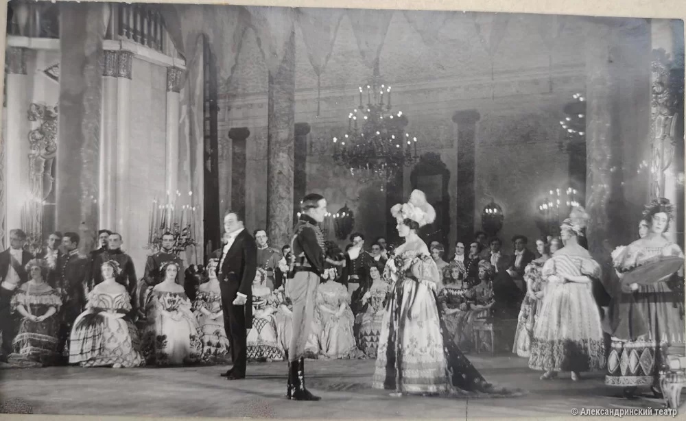 Сцена из спектакля «Маскарад» режиссера Мейерхольд в 1926 году. Фото: Александринский театр, alexandrinsky.ru.