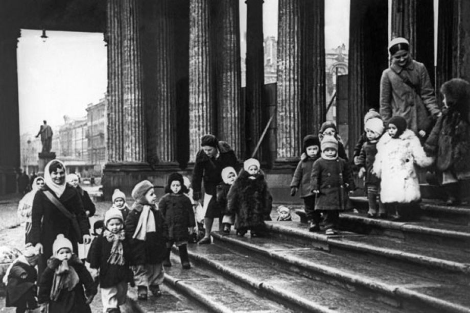 Ребята из детских яслей № 237 на прогулке. 22 октября 1941 г. Автор фотографии: Федосеев В.
