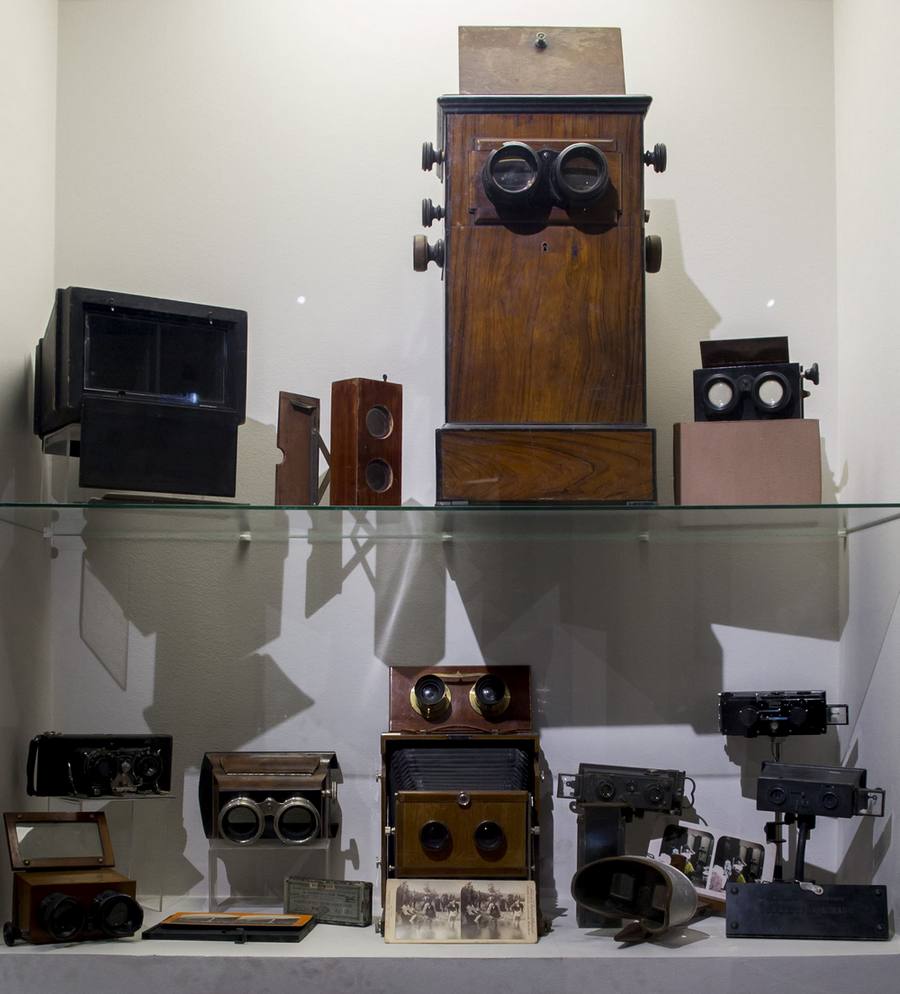 Витрина «Стереоскопы и стереофотоаппараты XIX века». Фото: Юлия Якобсон. Прежоставлено музеем истории фотографии.